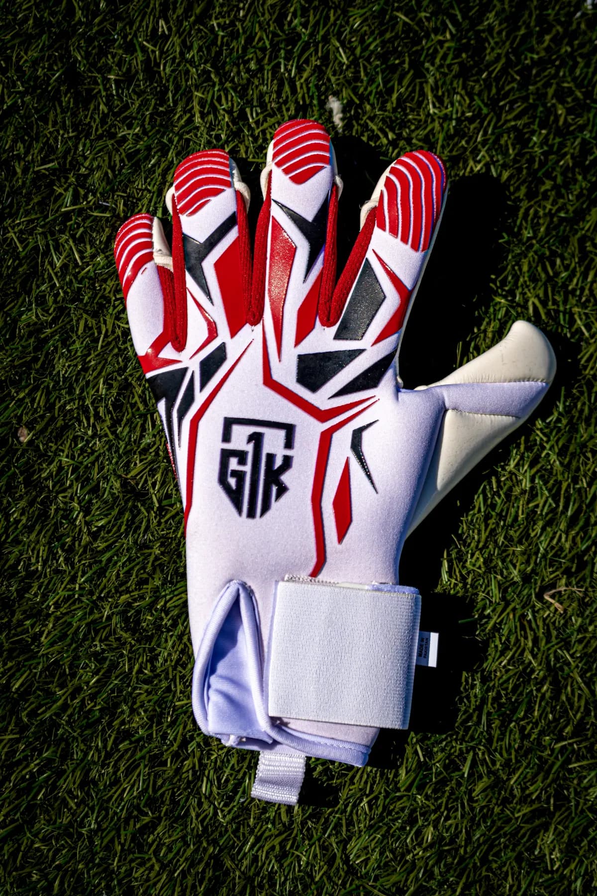 Guantes de portero G1K color rojo, disponibles en el stand del clinic de porteros de Zaragoza